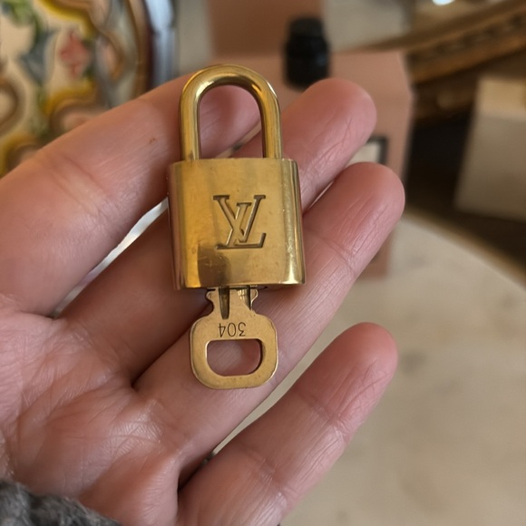 Flash sale 🚨Louis Vuitton LV lock and key # 304 - Picture 3 of 3